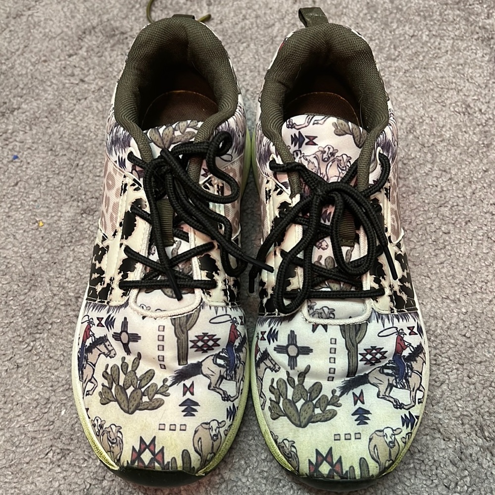 Sneakers size 8